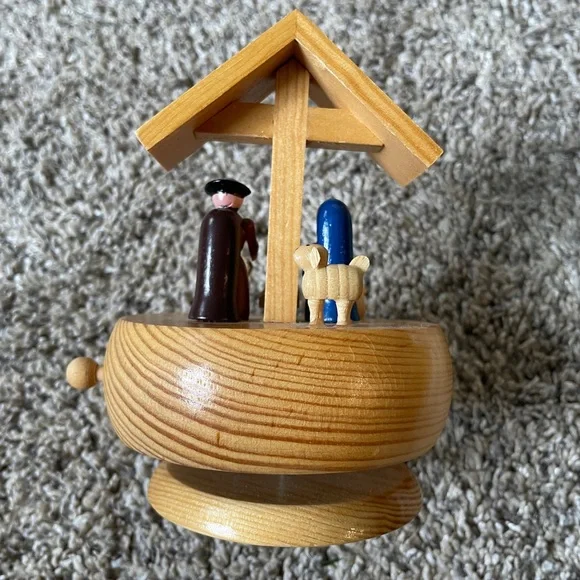 Vintage Nativity Music Box - Picture 4 of 8